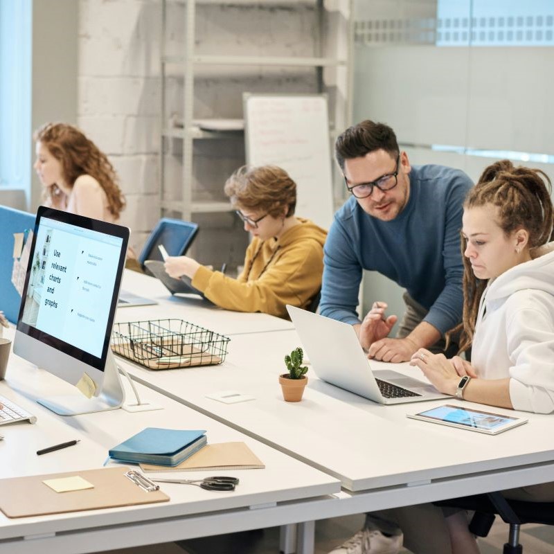 Dynamisches Team bei einer interaktiven Gruppenarbeit im Büro.