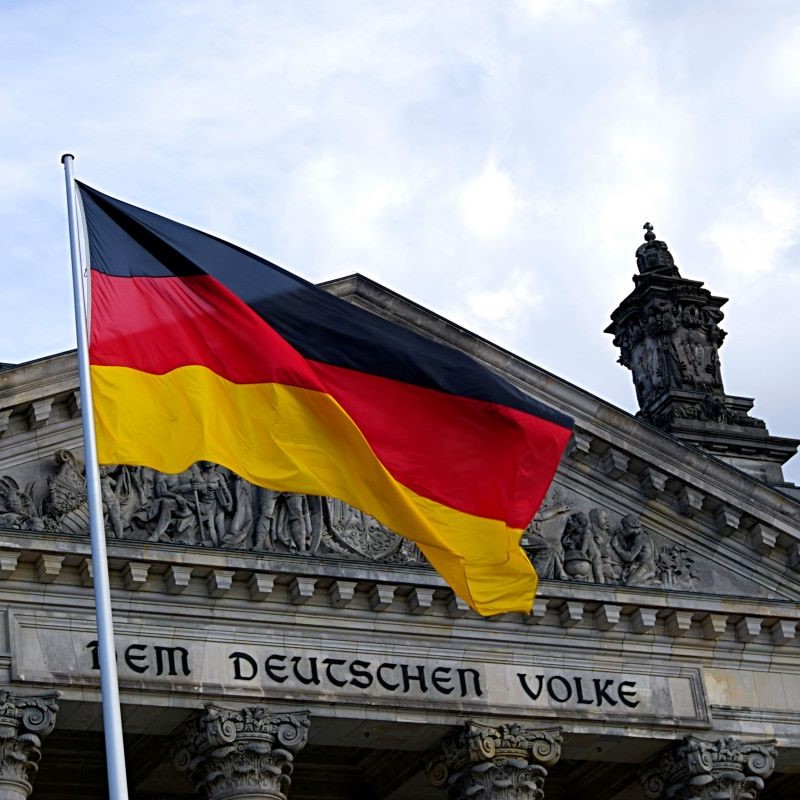 Deutsche Flagge weht über dem Reichstagsgebäude