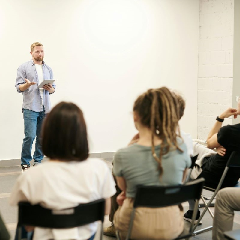 Interaktiver Workshop mit lebhafter Diskussion