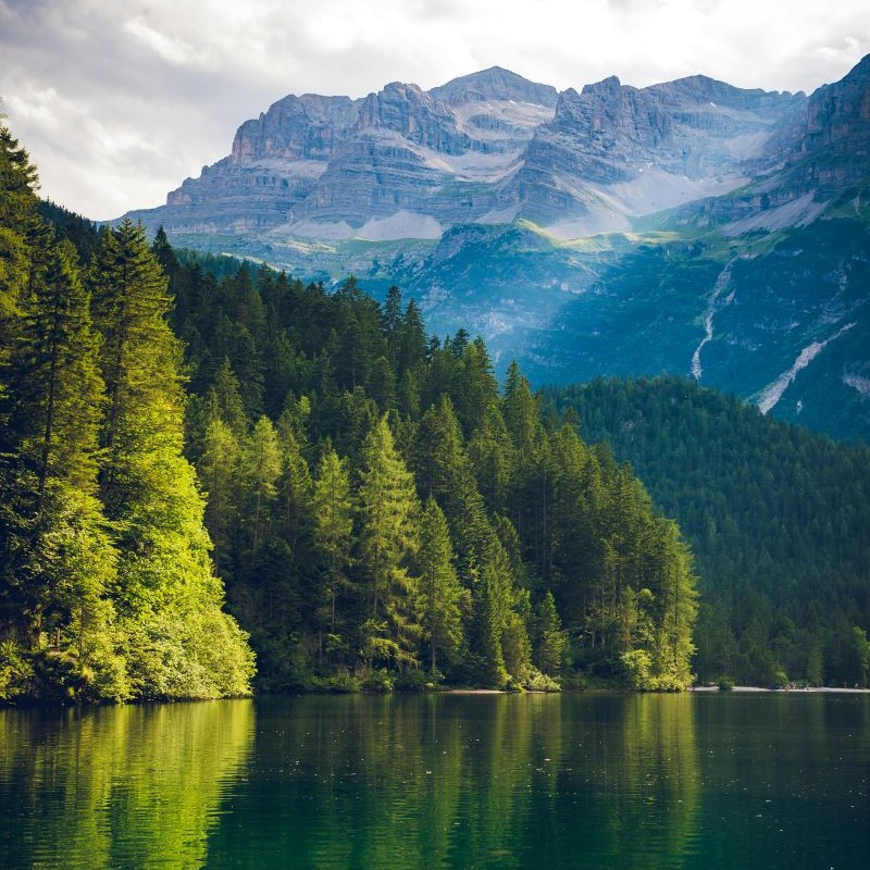 Atemberaubende Berglandschaft mit klarem See, ein Symbol für natürliche Schönheit und Umweltschutz.