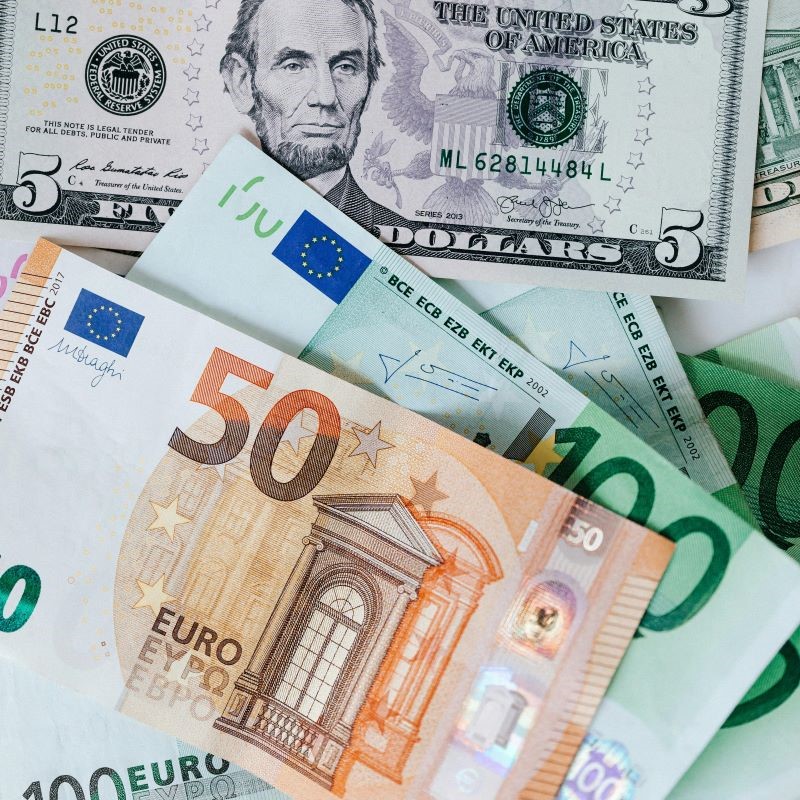 Euro- und Dollar-Banknoten als Symbol für globale wirtschaftliche Vorträge bei SpeakingStage.