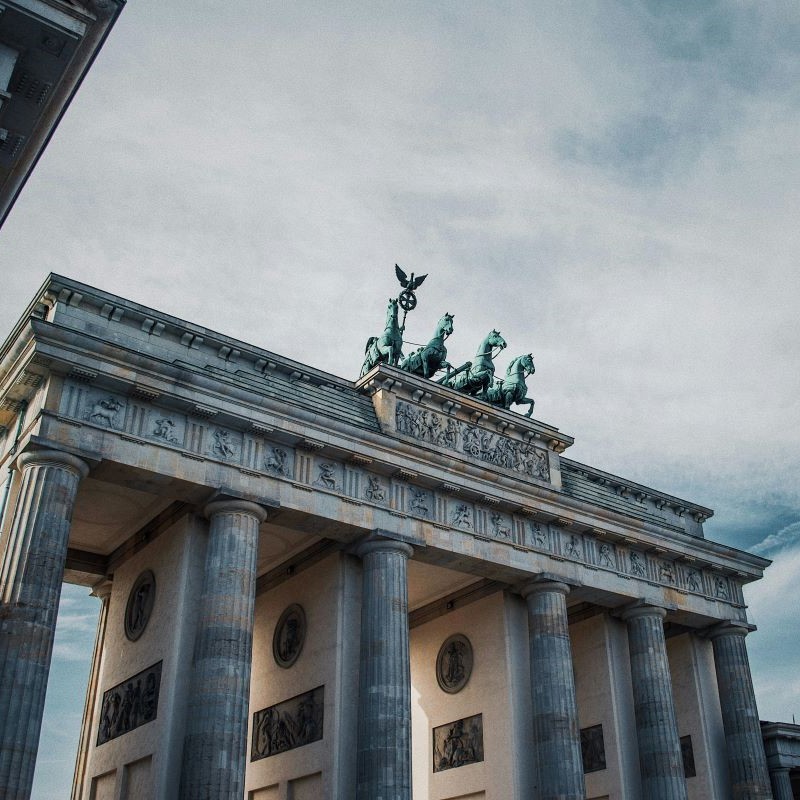 Historisches Brandenburger Tor in Berlin bei Tageslicht