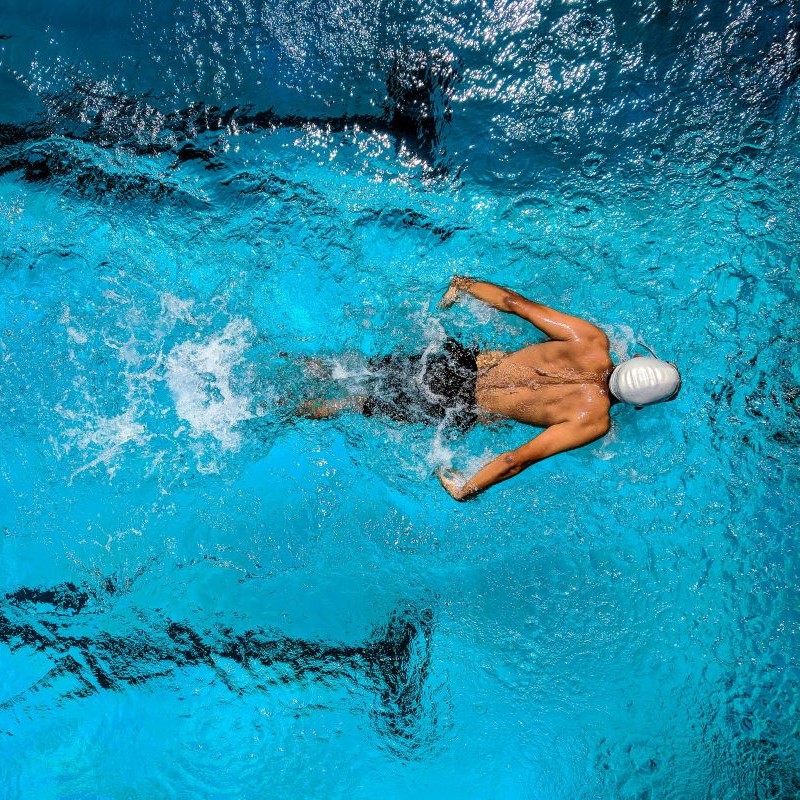 Schwimmer in einem Pool als Metapher für gesunden Lebensstil