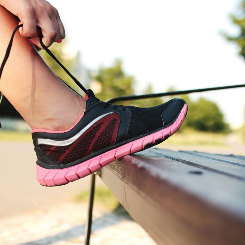 Multitasking bei der Arbeit und körperliche Fitness kombinieren, eine Darstellung moderner Work-Life-Balance