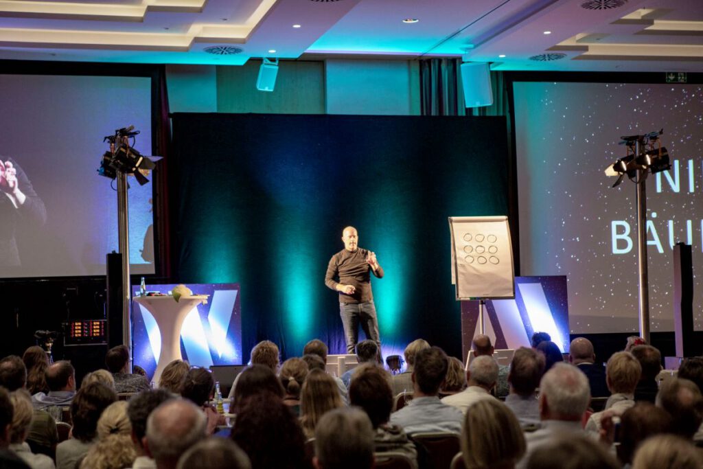 Nils Bäumer, Keynote Speaker und Experte für Kreativität und KI, auf der Bühne